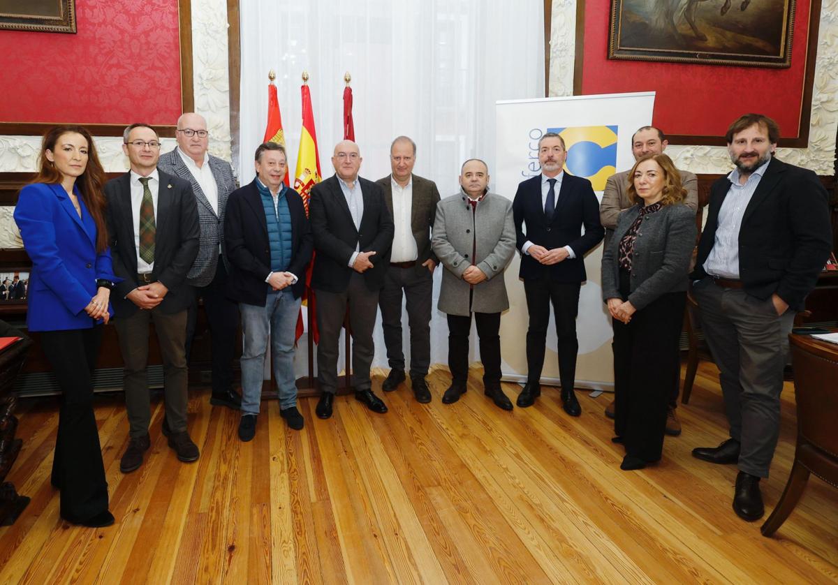 Foto de familia tras la reunión entre representantes de Conferco y el alcalde de Valladolid, Jesús Julio Carnero, este miércoles.