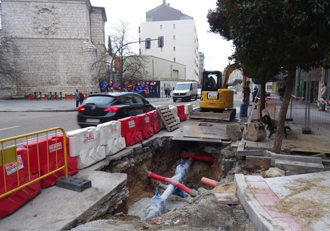 Trabajos de renovación de las tuberías en Gondomar entre Santa Clara y Portillo de Balboa. Al fondo, a la izquierda, el edificio Puerta de San Pablo.