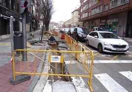 Obras de renovación de la red de abastecimiento en la calle Gondomar.