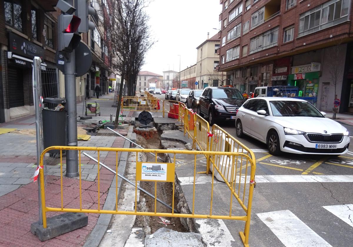 Obras de renovación de la red de abastecimiento en la calle Gondomar.