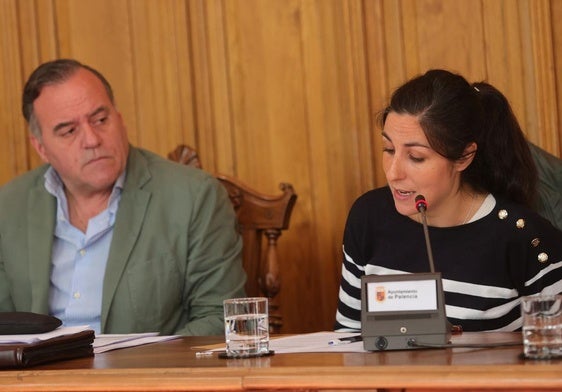 Marta Font interviene en un pleno del Ayuntamiento de Palencia.