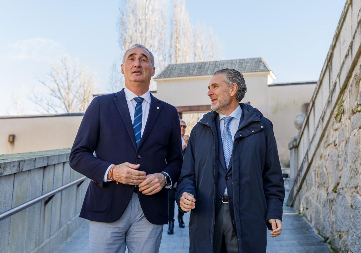 El alcalde de Segovia, José Mazarías, y el presidente de la Fes, Andrés Ortega.