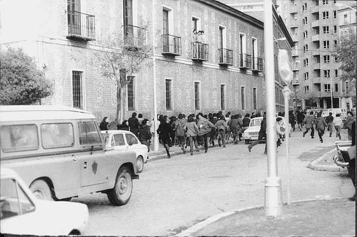 Los estudiantes, junto a la facultad de Medicina, corren delante de la policía