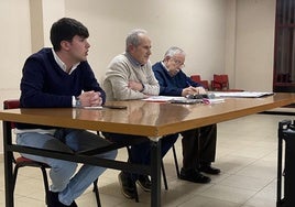 Mario Martínez, el nuevo presidente, a la izquierda, con su antecesor Rafael Marcos y con José Manuel Ruiz.