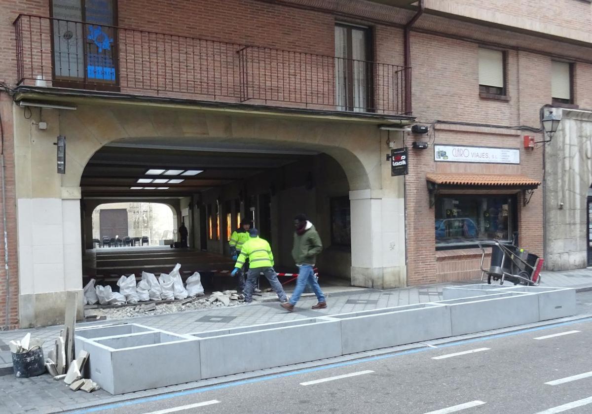 Los operarios rebajan los accesos al pasadizo de Torrecilla ante los bloques de hormigón que acogerán la bancada ajardinada.