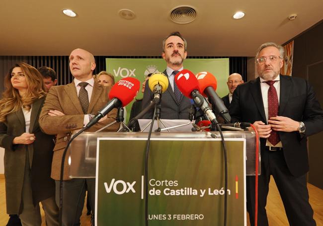 David Hierro, en su primera comparecencia como nuevo portavoz de Vox en las Cortes de Castilla y León, entre Carlos Pollán y Carlos Menéndez y arropado por el resto de procuradores.