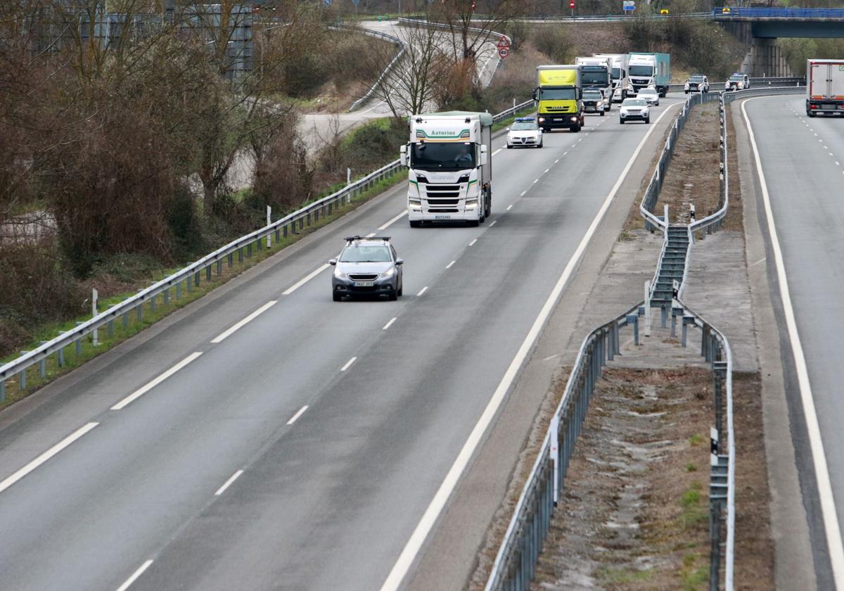 Imagen de archivo de varios camiones circulando por una autopista.