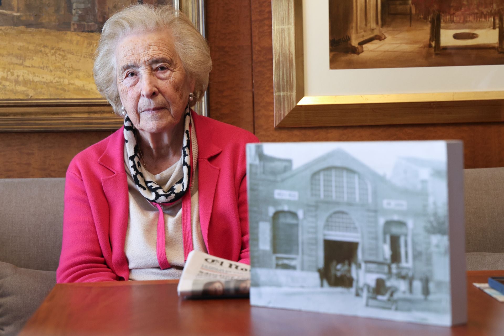 Imagen principal - Arriba, María Dolores Cuadrado, junto a una fotografía antigua de los Almacenes Cuadrado. Abajo, detalle de la fachada de la antigua nave donde se ve la fecha de fundación del negocio. A la derecha, Jaime Cuadrado, fundador del histórico comercio vallisoletano.