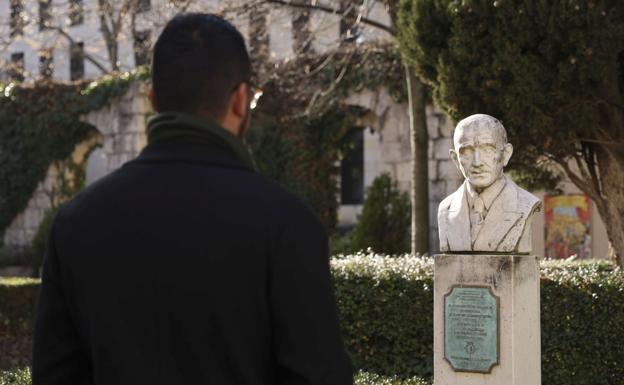 Busto en piedra de Narciso Alonso Cortés en el jardín romántico de la Casa de Zorrilla.