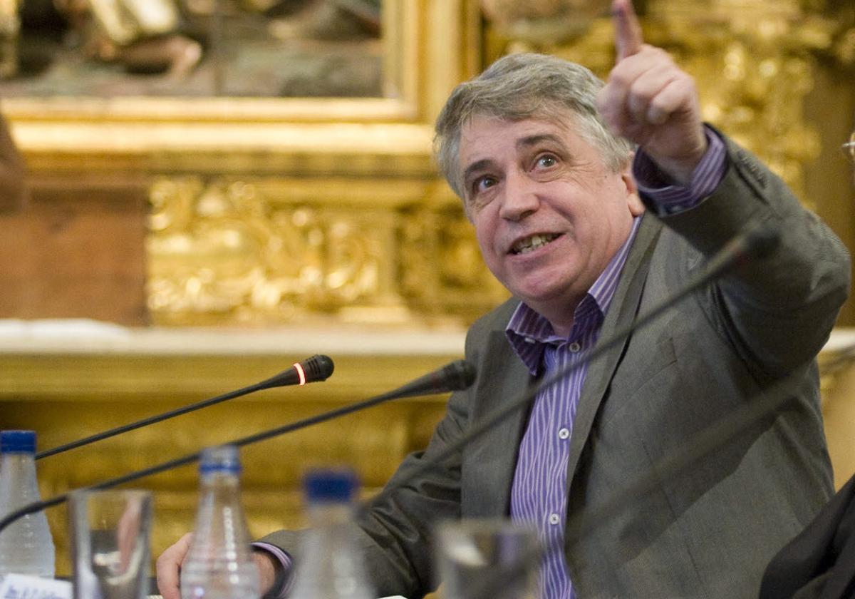 Enrique Valdivieso durante la presentación de los trabajos de restauración en la capilla de Nuestra Señora del Carmen del Hospital de Mujeres de Cádiz en 2009.