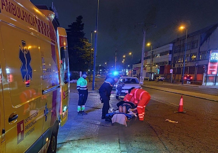 Sanitarios y policías municipales asisten al herido sobre el asfalto minutos después del siniestro.