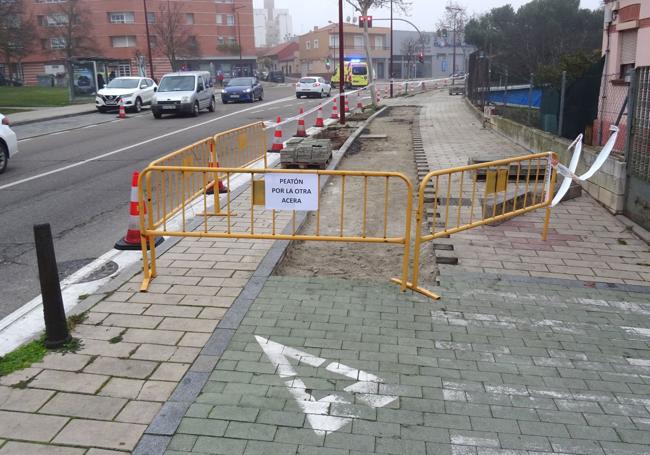 Obras para levantar el antiguo carril bici adoquinado del lado de Pajarillos.