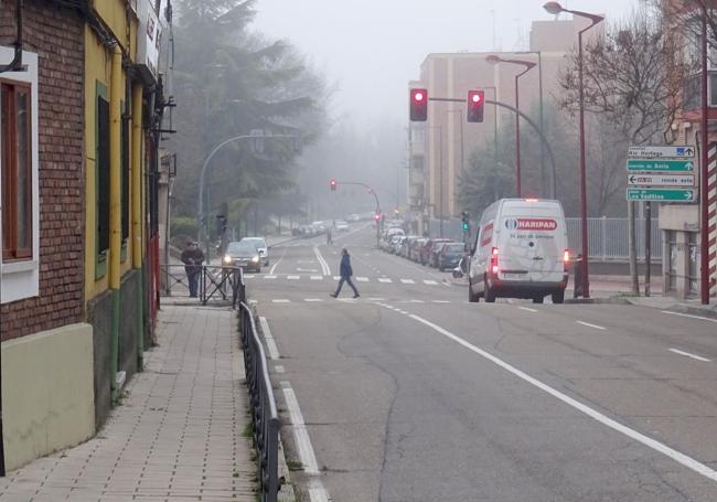 Acera, de poco más de un metro de ancho, a la que se adosará el carril bici entre Villabáñez y Pingüino.