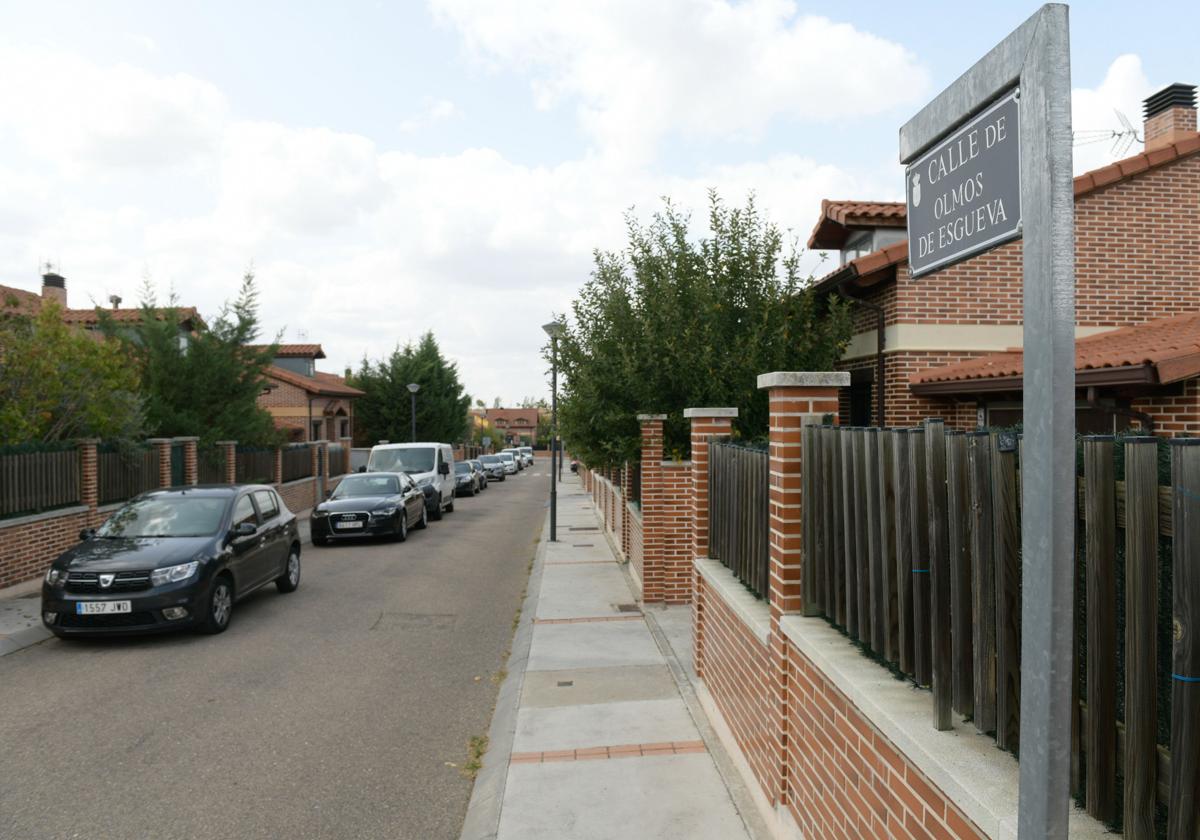 Una calle de adosados en Renedo de Esgueva.