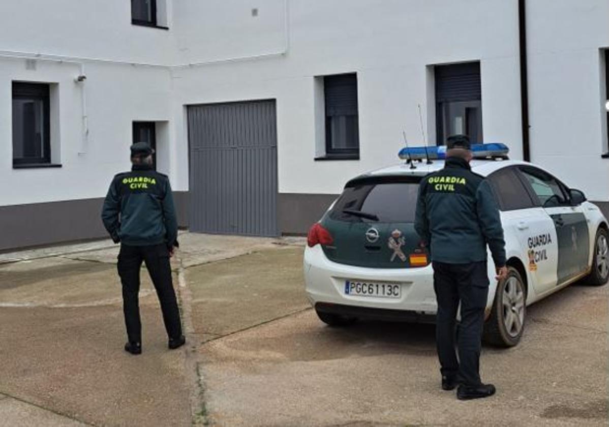 Dos agentes, en el cuartel de la Guardia Civil de Medina del Campo.