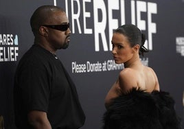 Bianca Censori y Kanye West en la gala de los Grammy.