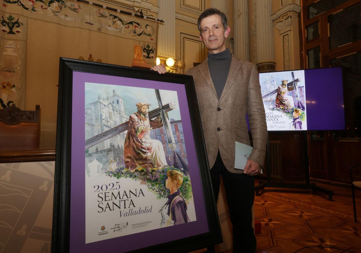 Santiago Bellido posa junto al cartel de la Semana Santa 2025 en Valladolid