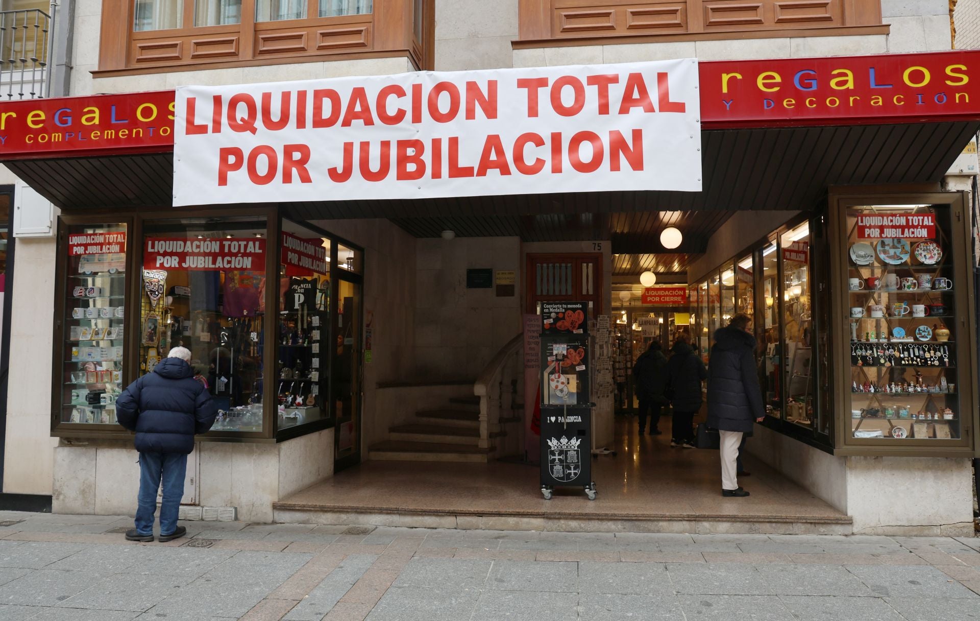 Un nuevo cierre acentúa el declive de la Calle Mayor de Palencia