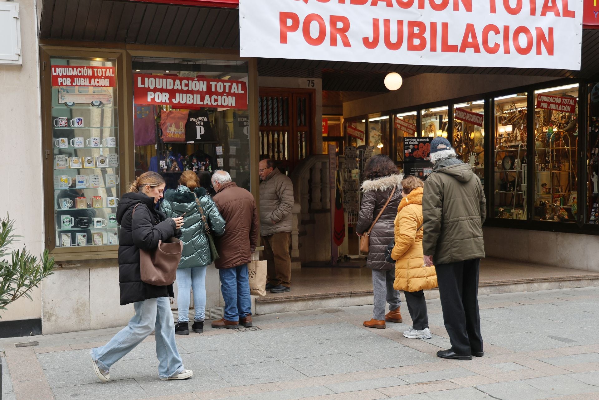 Un nuevo cierre acentúa el declive de la Calle Mayor de Palencia