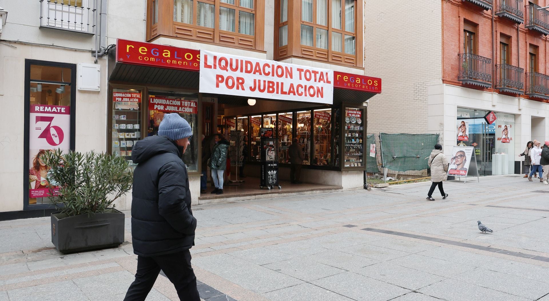 Un nuevo cierre acentúa el declive de la Calle Mayor de Palencia