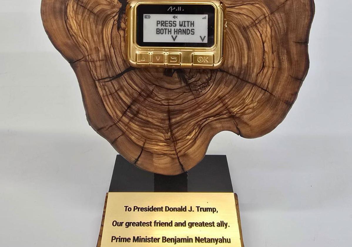 Detalle del 'beeper' de oro que Netanyahu ha regalado a Donald Trump, recordando los que Israel hizo estallar en Líbano.