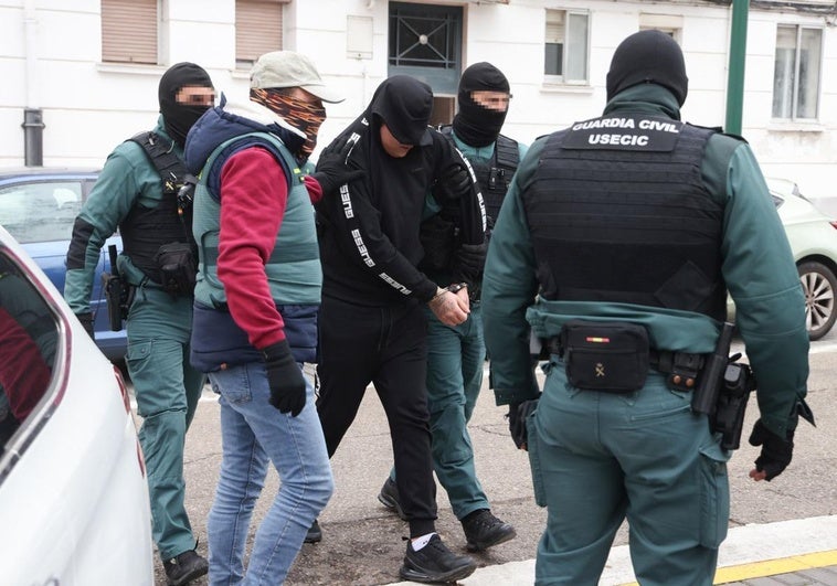 Agentes de la Guardia Civil se llevan a uno de los detenidos, el pasado miércoles en la calle Doctor Ochoa de Valladolid.