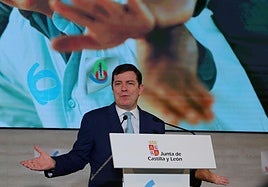 El presidente de la Junta, Alfonso Fernández Mañueco, este viernes durante la presentación del 'Carné 60'.