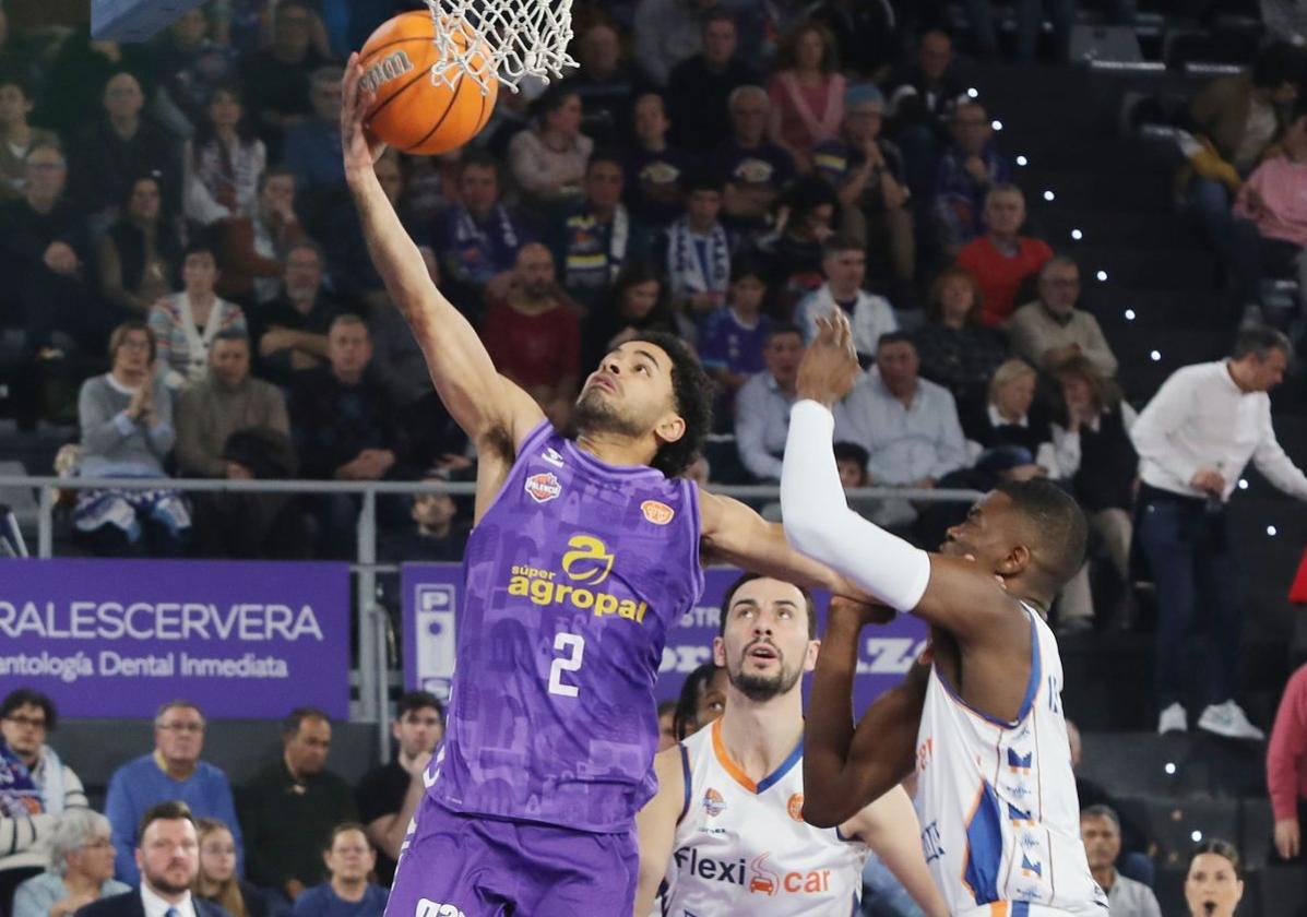 Alec Wintering penetra ante la defensa de Nzosa, en el partido frente al Fuenlabrada.