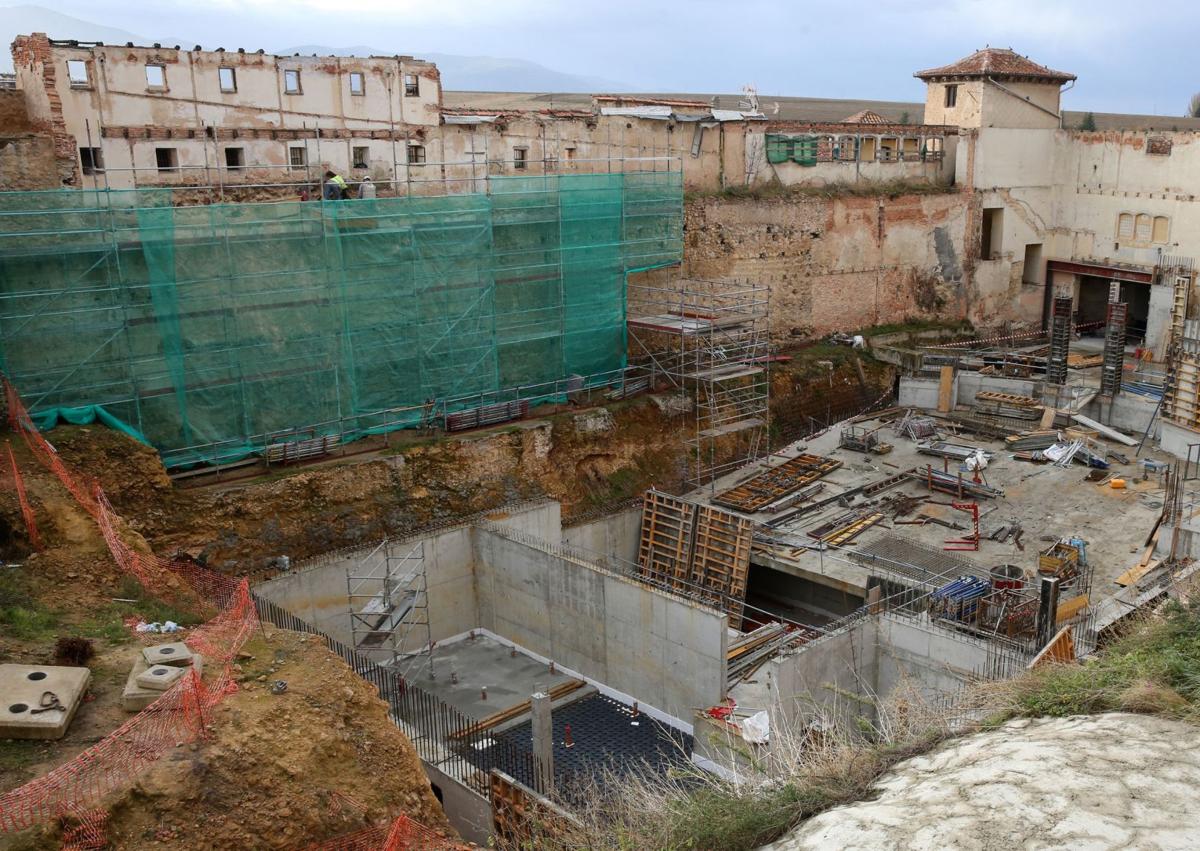 Imagen secundaria 1 - Arriba, los primeros movimientos de tierra en la parcela donde se edificarán pisos de alquiler para jóvenes; en el centro, obras en el teatro Cervantes, y abajo, excavadora en la urbanización del entorno de la ampliación del Hospital General. 