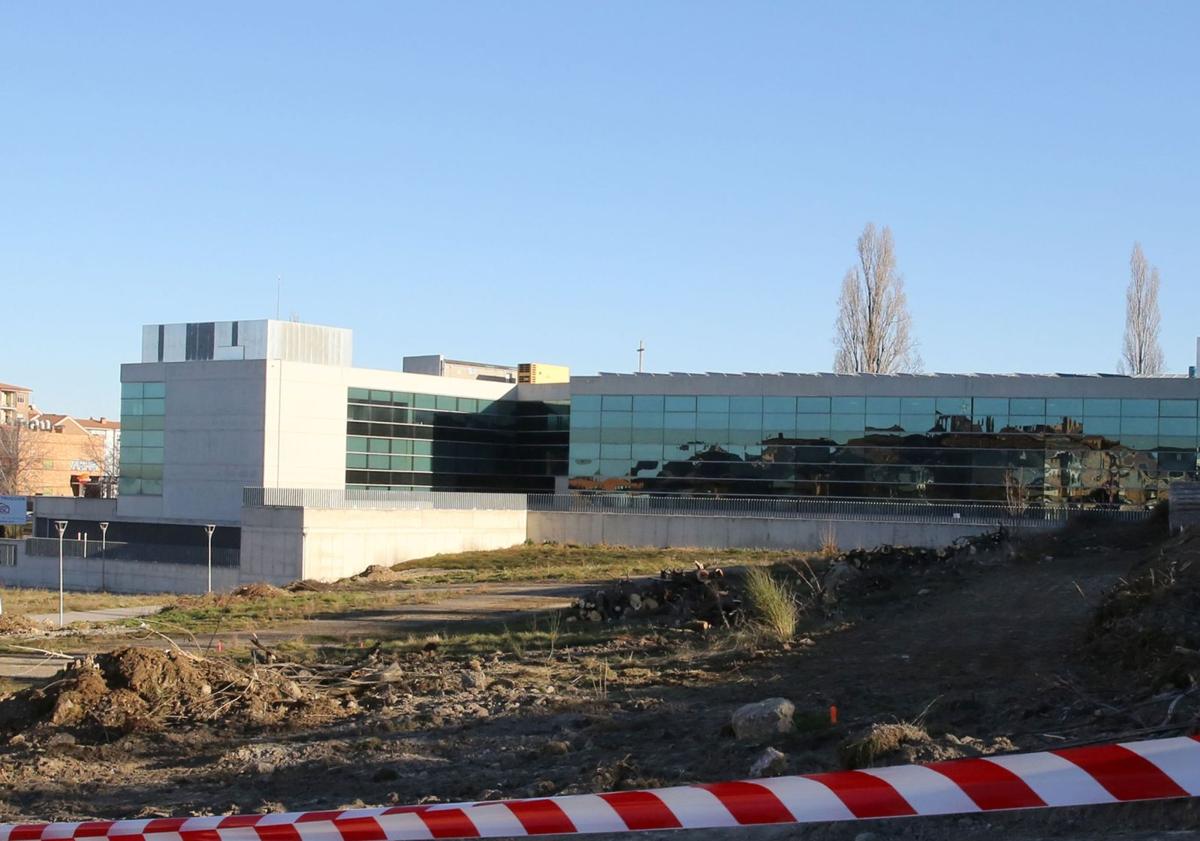 Imagen principal - Arriba, los primeros movimientos de tierra en la parcela donde se edificarán pisos de alquiler para jóvenes; en el centro, obras en el teatro Cervantes, y abajo, excavadora en la urbanización del entorno de la ampliación del Hospital General. 