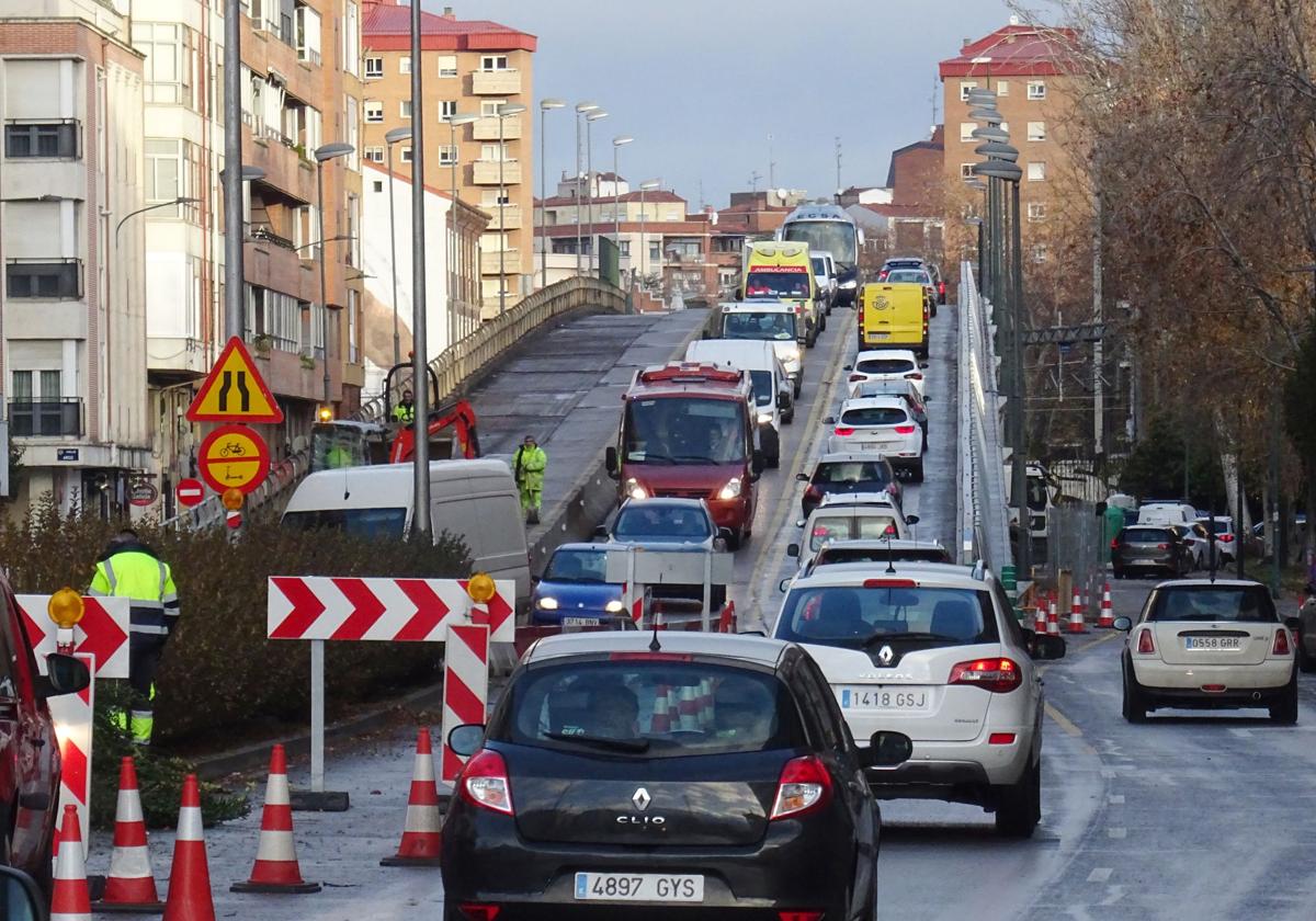 Viaducto de Arco de Ladrillo durante las obras de rehabilitación de los laterales.