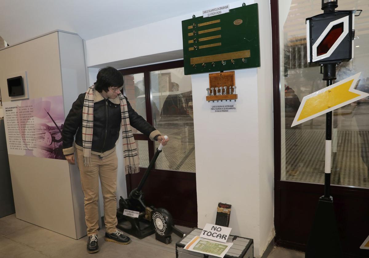 El responsable del Museo del Ferrocarril, Rubén Mazariegos, en una de las salas.