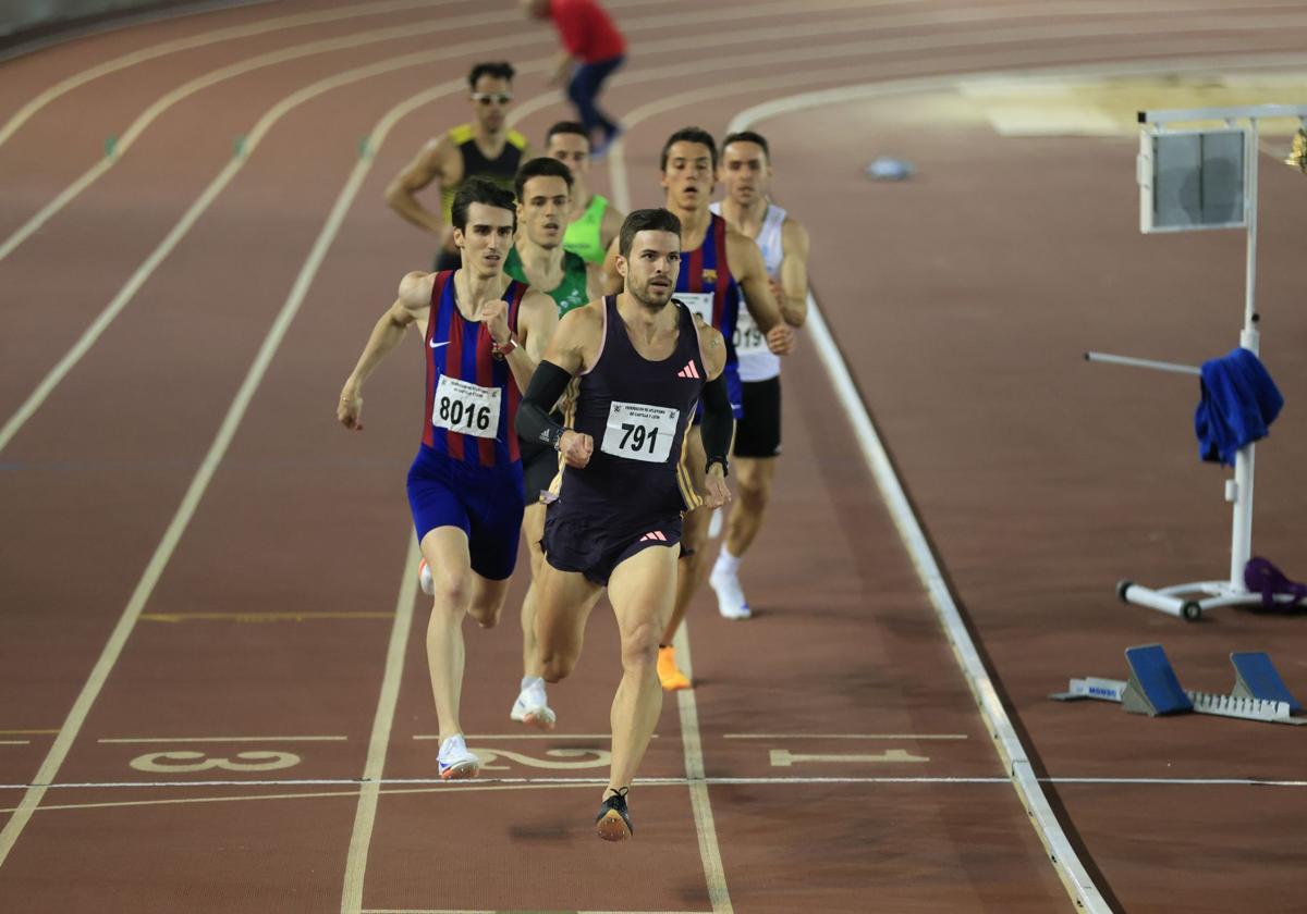 Óscar Husillos lidera la carrera de 400, este sábado en Salamanca.