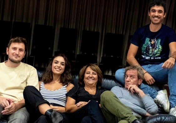 Pablo Conde Fernández (derecha) junto a los actores del cortometraje.