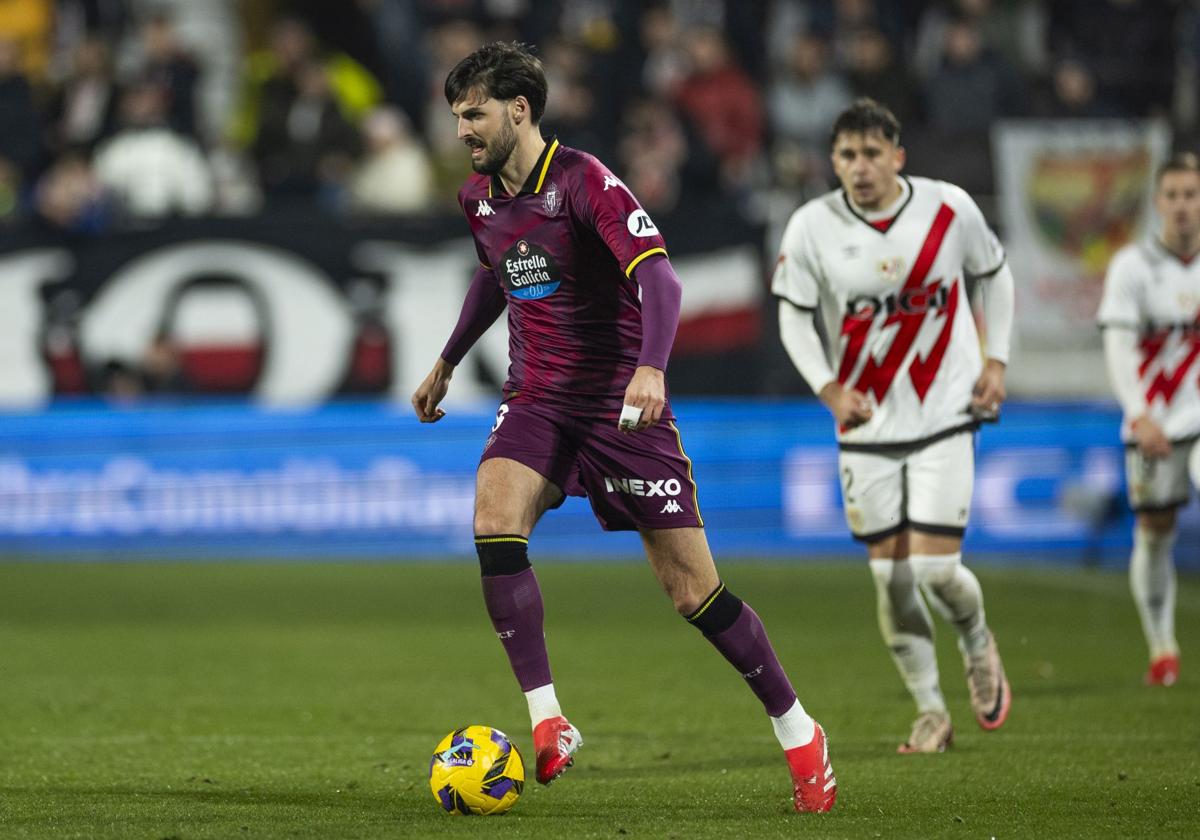 Grillitsch conduce en una acción de su debut en Vallecas.