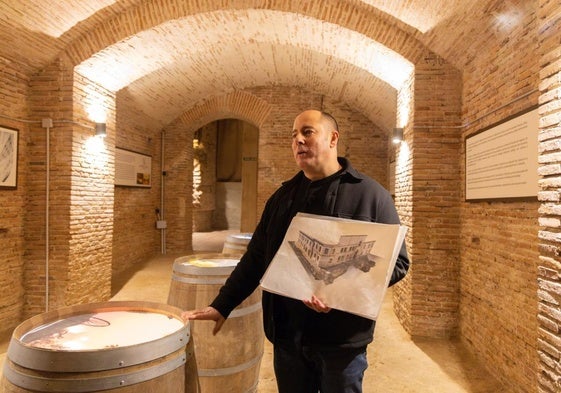 José Manuel Rodríguez, técnico del Ayuntamiento de Nava del Rey enseñando la bodega Casa de los Maestros.