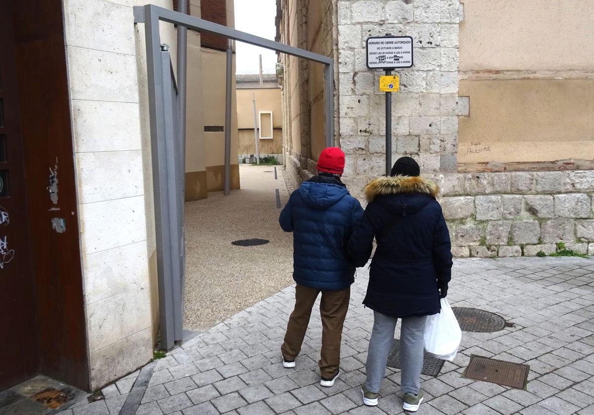 Una pareja observa el acceso a la plaza por el callejón del parque de la calle Ramón y Cajal (junto al bar El Tío Molonio).