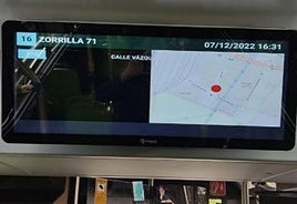 Pantalla informativa en el interior de un vehículo de Auvasa.