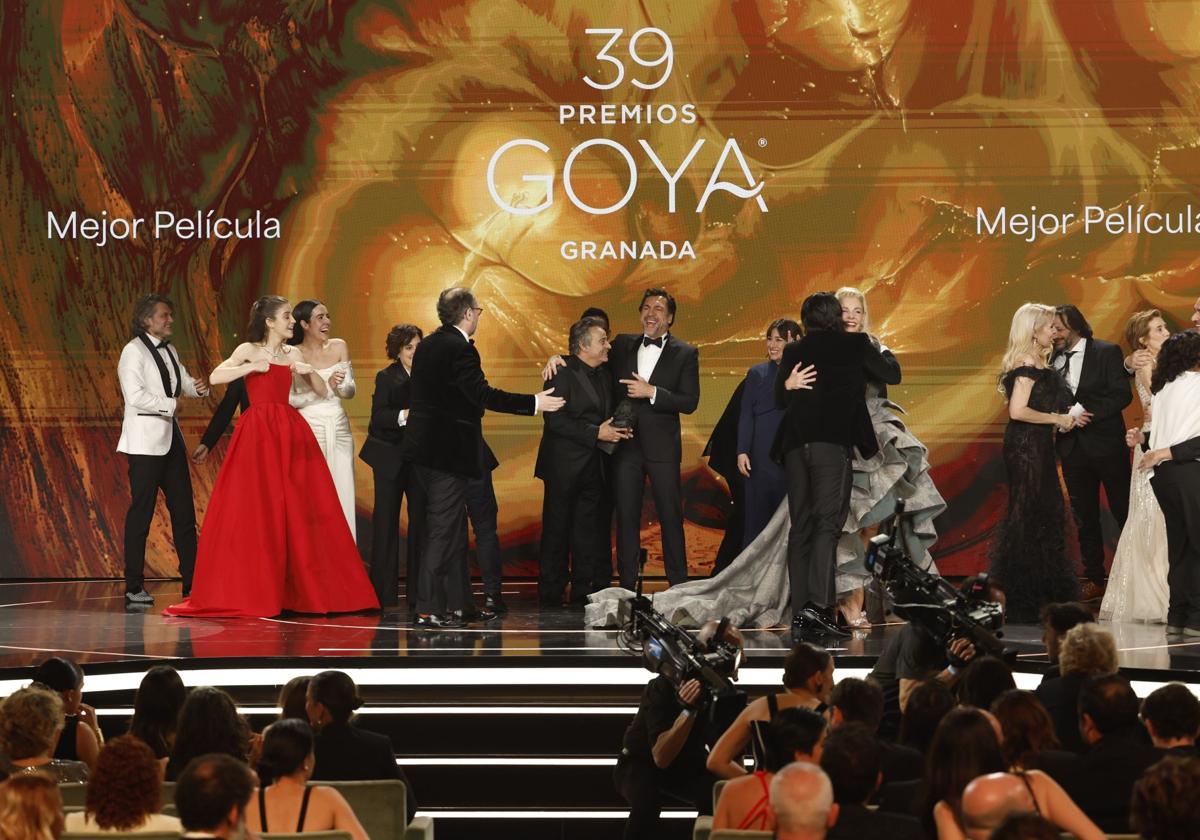 Los equipos de la películas ´El 47´ y ´La Infiltrada´ tras recibir el Goya.