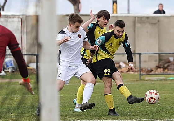 Alvi, autor del empate, dispara con Alfonso a su espalda y Auso tratando de cortar su acción.