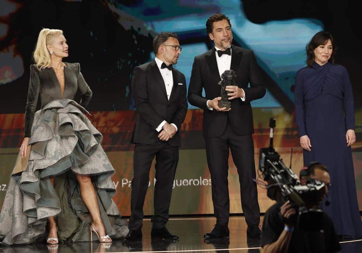 Belén Rueda, Alejandro Amenábar, Javier Bardem y Lola Dueñas, durante la entrega del premio a mejor película.