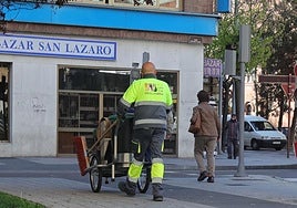 Trabajador del servicio de limpieza y recogida de basuras, cuya tasa debe renegociarse.