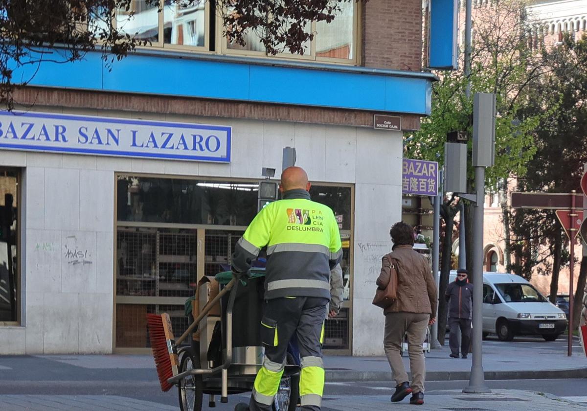 Trabajador del servicio de limpieza y recogida de basuras, cuya tasa debe renegociarse.