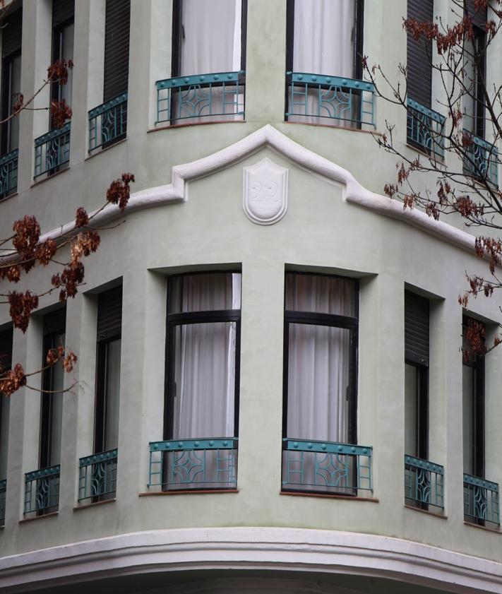 Imagen secundaria 2 - Detalles del Edificio Montero Calvo, antes y después de pintar la fachada de color verde manzana.