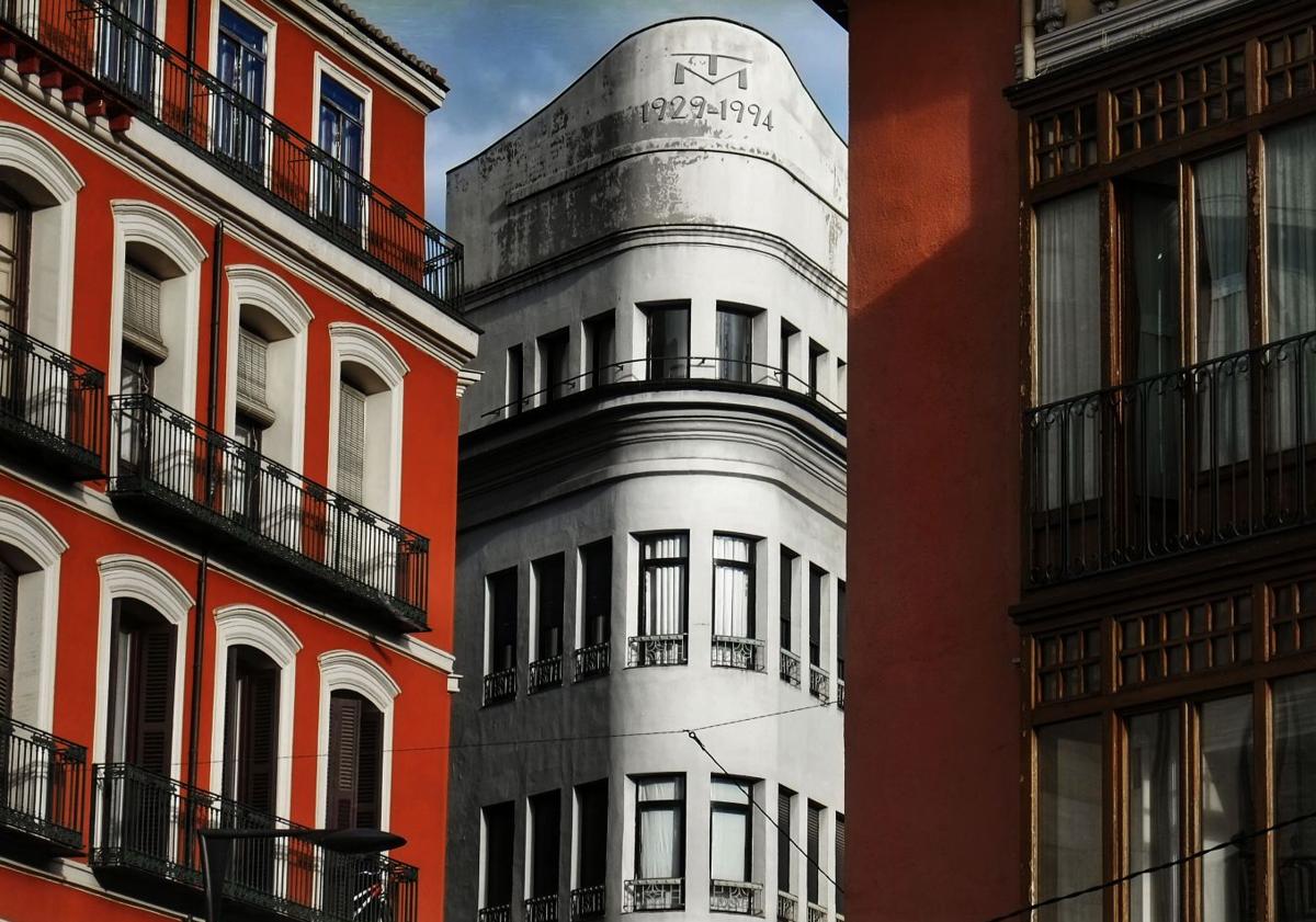 Imagen principal - Detalles del Edificio Montero Calvo, antes y después de pintar la fachada de color verde manzana.