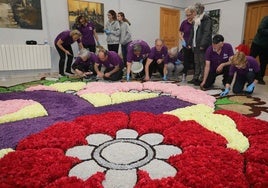 Alfombristas de Carrión preparan su trabajo, en el pasado Día de la Provincia.