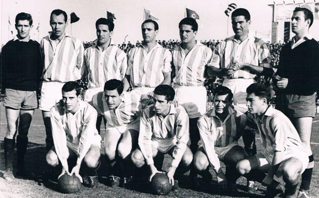 Un equipo blanquivioleta de la temporada 1958-59. De pie: Calvo, Arana, Gallet, Simonet, García, Lesmes I y Arbe. Agachados: Pereda, Pontoni, Morollón, Mirlo y Beascoechea.