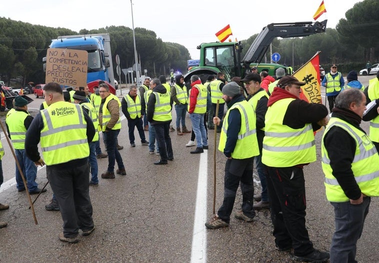 Agricultores concentrados en La Maña, junto a la N-122, este lunes por la mañana.