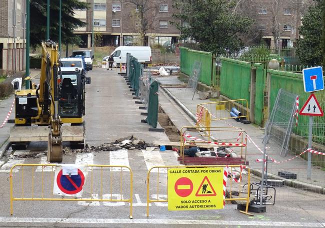 Obras de renovación de la red de abastecimiento en la calle Lucayas, que dificultan el acceso al antiguo colegio Rosa Chacel.