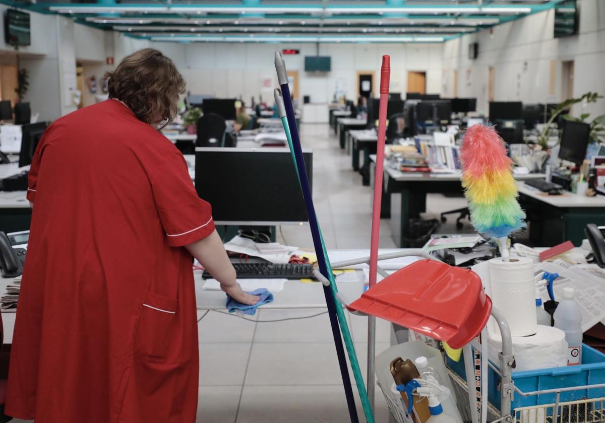 Una empleada de la limpieza durante su jornada de trabajo en Valladolid.